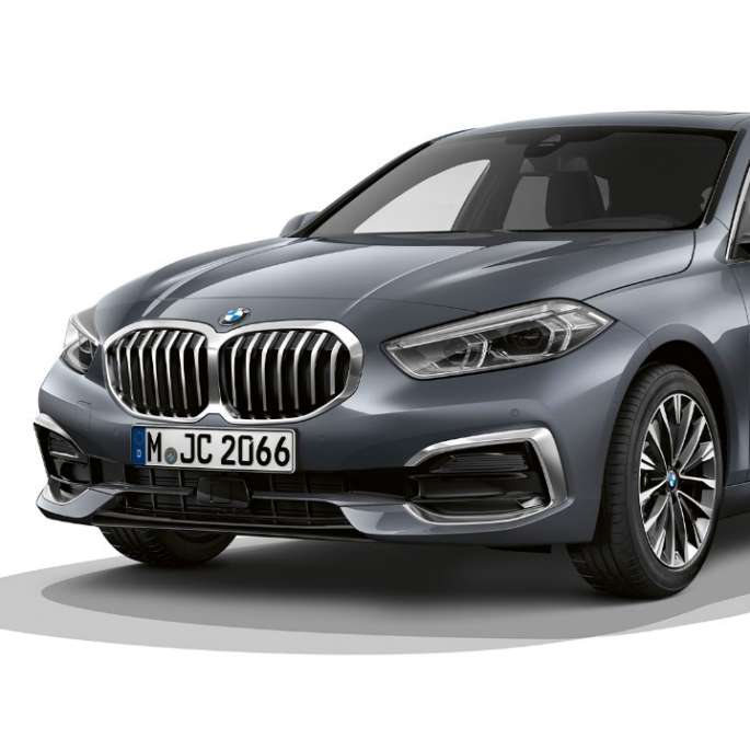 BMW 1er Modell Luxury Line, Dreiviertel-Front. BMW 1er Modell Luxury Line in Storm Bay metallic, Studioaufnahme Dreiviertel-Front.