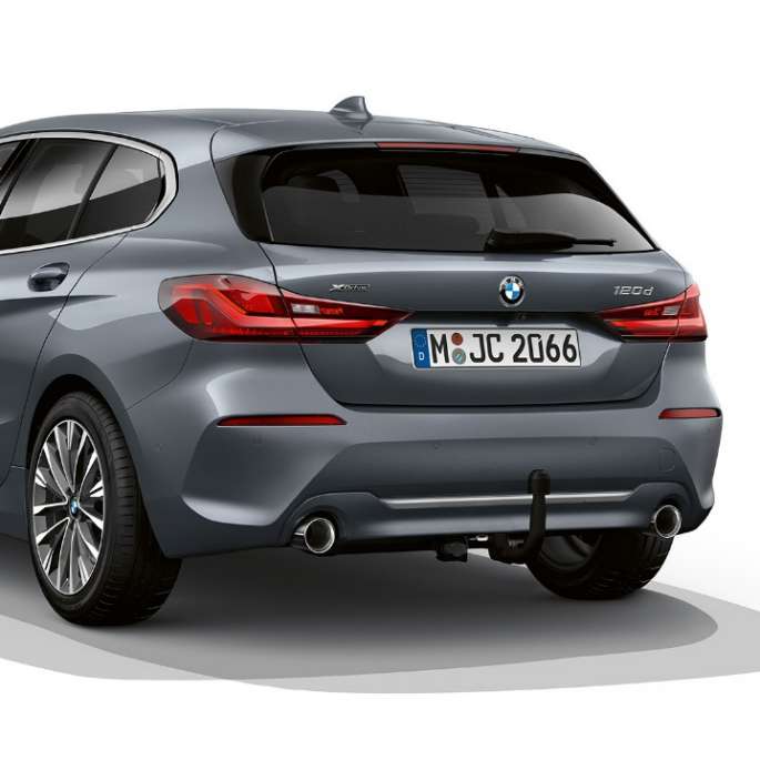 BMW 1er Modell Luxury Line, Dreiviertel-Heck. BMW 1er Modell Luxury Line in Storm Bay metallic, Studioaufnahme Dreiviertel-Heck.