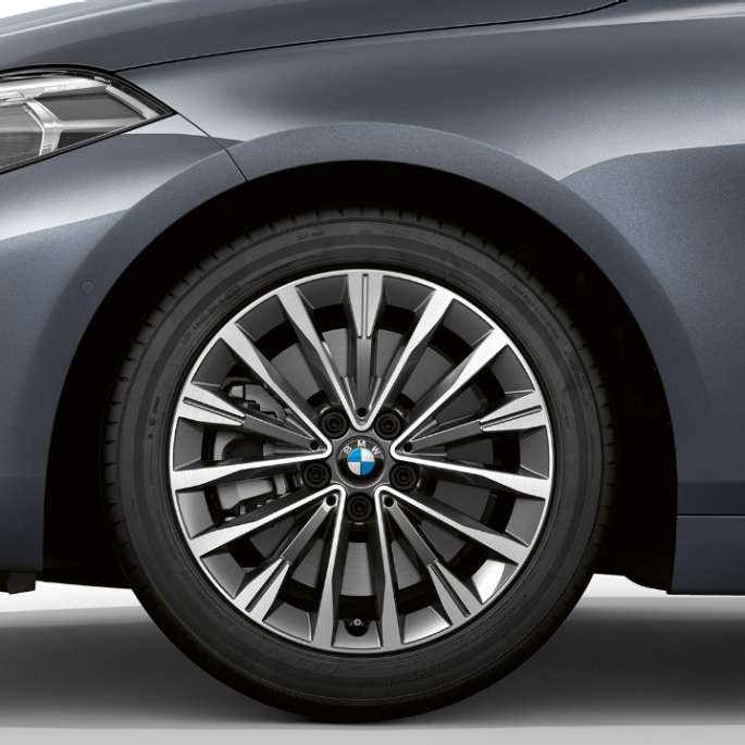 17'' Leichtmetallrad Vielspeiche 547. BMW 1er Modell Luxury Line in Storm Bay metallic, seitliche Front mit 17'' Leichtmetallrad Vielspeiche 547.