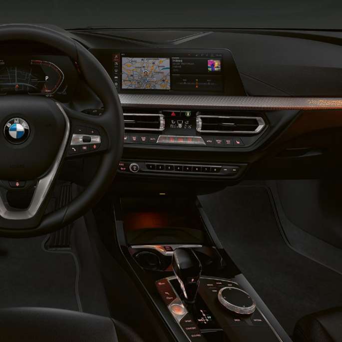 Interieurleisten 'Illuminated Nizza'. BMW 1er Modell Luxury Line, Interieurleisten 'Illuminated Nizza'.