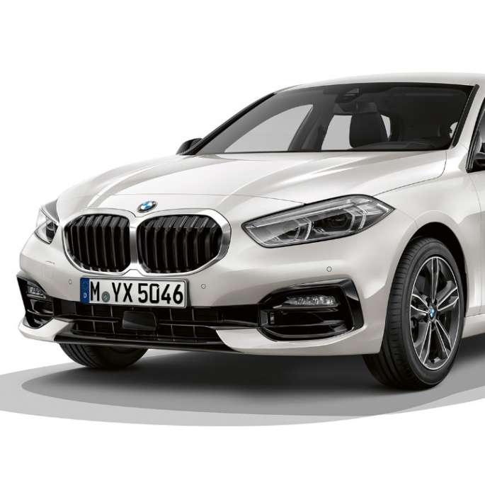 BMW 1er Modell Sport Line, Dreiviertel-Front. BMW 1er Modell Sport Line in Mineralweiss metallic, Studioaufnahme Dreiviertel-Front.