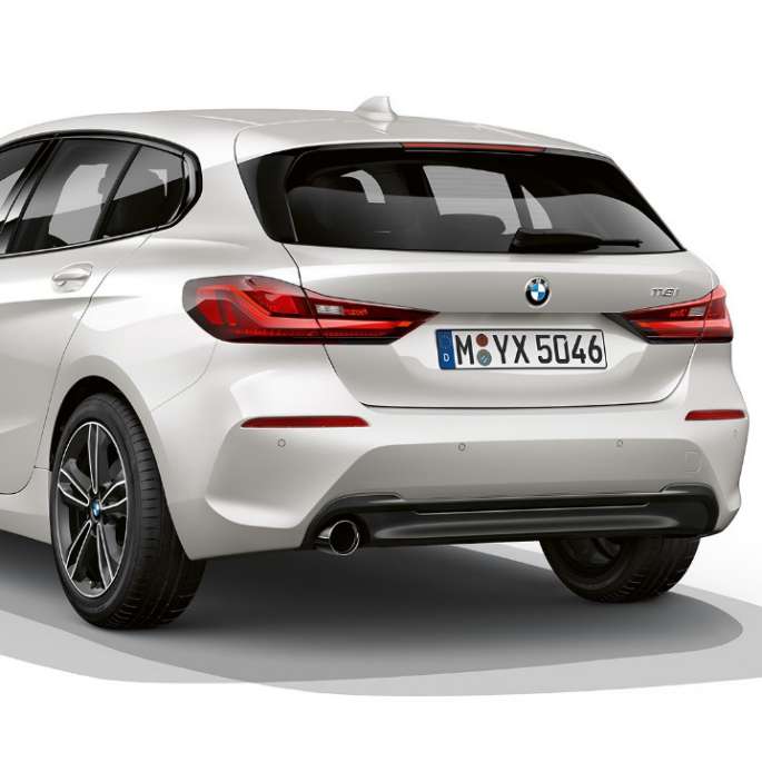 BMW 1er Modell Sport Line, Dreiviertel-Heck. BMW 1er Modell Sport Line in Mineralweiss metallic, Studioaufnahme Dreiviertel-Heck.