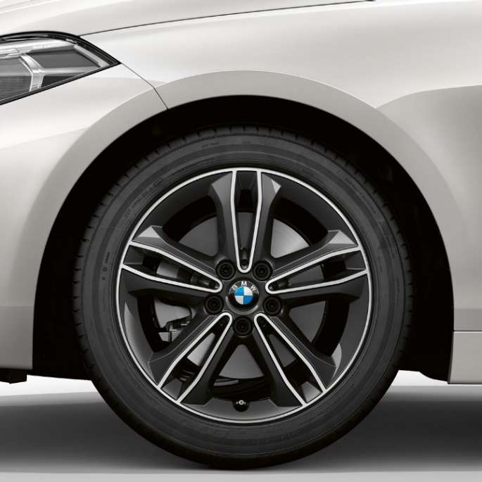 17'' Leichtmetallrad Doppelspeiche 549. BMW 1er Modell Sport Line in Mineralweiss metallic, seitliche Front mit 17'' Leichtmetallrad Doppelspeiche 549.
