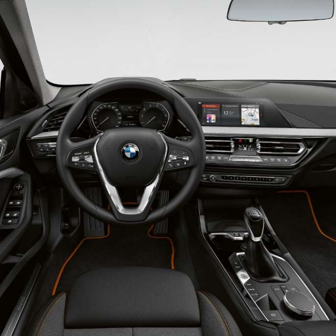 Sport-Lederlenkrad. BMW 1er Modell Sport Line, Cockpit mit Sport-Lederlenkrad.