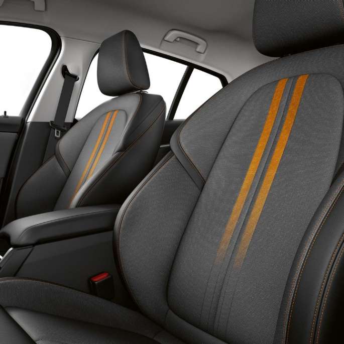Sportsitze für Fahrer und Beifahrer. BMW 1er Modell Sport Line, Interieur mit Sportsitzen für Fahrer und Beifahrer.