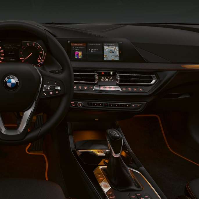 Interieurleisten 'Illuminated Berlin'. BMW 1er Modell Sport Line, Interieurleisten 'Illuminated Berlin'.