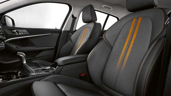 Sportsitze für Fahrer und Beifahrer. Cockpit des BMW 1er Modells Sport Line mit Sportsitzen für Fahrer und Beifahrer.