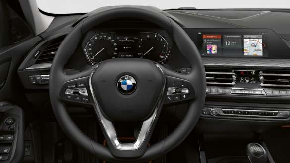 Sport-Lederlenkrad. Cockpit des BMW 1er Modells Sport Line mit Sport-Lederlenkrad.