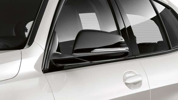Schwarze Spiegelkappen. BMW 1er Modell Sport Line mit schwarzen Spiegelkappen.