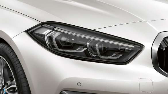 LED-Frontscheinwerfer. LED-Frontscheinwerfer des BMW 1er Modells Sport Line in Mineralweiß metallic.