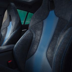 M Sportsitze. Ergonomisch geformte M Sportsitze im BMW 1er mit blauer Kontrastnaht und integrierter Kopfstütze.