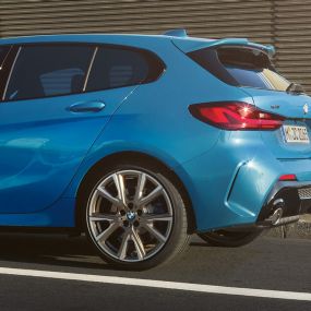 BMW 1er Hofmeister-Knick. Seitliche Heckansicht des BMW 1er mit markant gestaltetem Hofmeister-Knick.