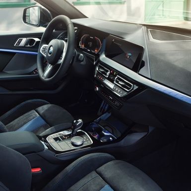 Sportliches BMW 1er Interieur. BMW 1er Cockpit mit M Sportsitzen, M Lederlenkrad und illuminierten Interieurleisten.