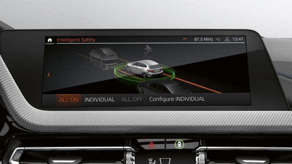 BMW 1er F40, Driving Assistant BMW 1er F40 Control Display mit Fahrerassistenzsystem Driving Assistant
