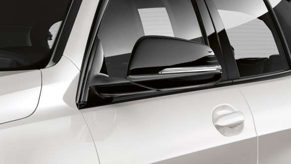 BMW 1er F40 Schwarze Spiegelkappen BMW 1er F40 Modell Sport Line mit schwarzen Spiegelkappen