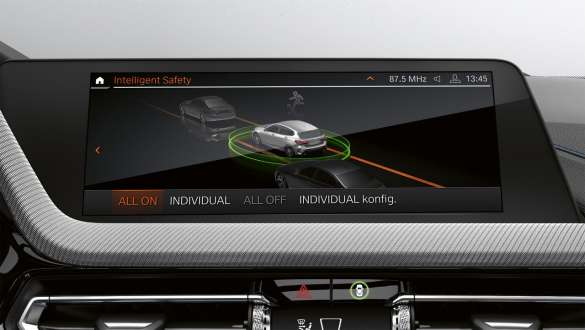 BMW 1er F40, Driving Assistant BMW 1er F40 Control Display mit Fahrerassistenzsystem Driving Assistant