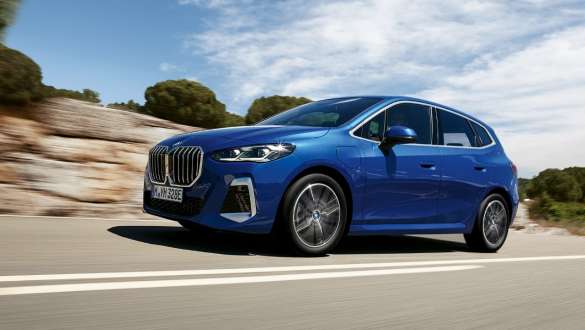 BMW 2er Active Tourer 230e Plug-in-Hybrid U06 2021 fahrend auf Landstraße BMW 2er Active Tourer 230e Plug-in-Hybrid U06 2021 fahrend auf Landstraße
