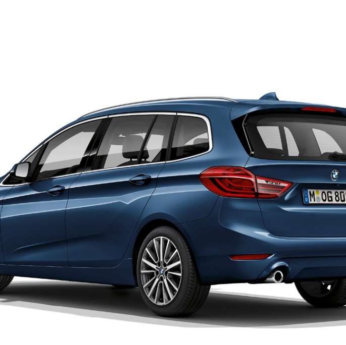 Dreiviertel-Heckansicht BMW 2er Gran Tourer Modell Advantage BMW 2er Gran Tourer 218i Modell Advantage F46 Facelift 2018 Mediterranblau metallic Dreiviertel-Heckansicht