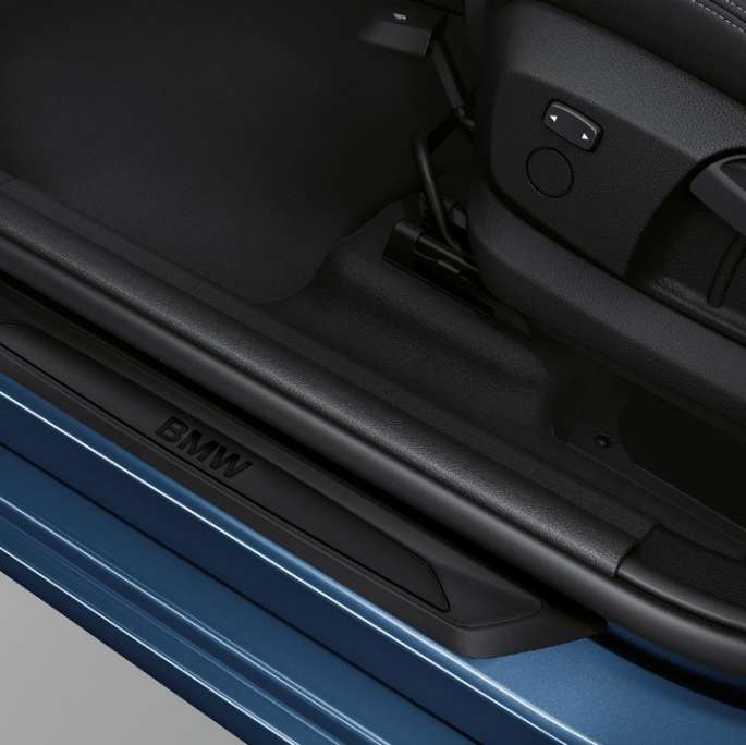 Einstiegsleisten BMW 2er Gran Tourer Modell Advantage Einstiegsleisten BMW 2er Gran Tourer 218i Modell Advantage F46 2018 Mediterranblau metallic Nahaufnahme