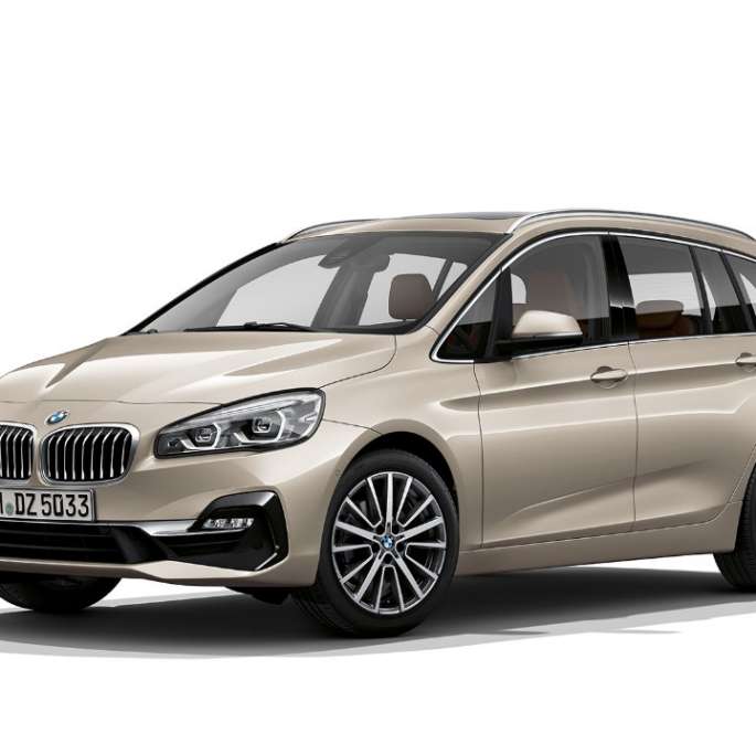Dreiviertel-Frontansicht BMW 2er Gran Tourer Modell Luxury Line BMW 2er Gran Tourer 218d xDrive Modell Luxury Line F46 Facelift 2018 Jucarobeige metallic Dreiviertel-Frontansicht