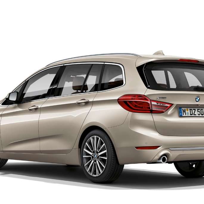 Dreiviertel-Heckansicht BMW 2er Gran Tourer Modell Luxury Line BMW 2er Gran Tourer 218d xDrive Modell Luxury Line F46 Facelift 2018 Jucarobeige metallic Dreiviertel-Heckansicht