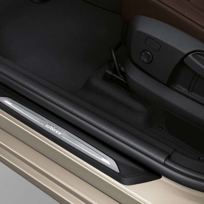 Einstiegsleisten BMW 2er Gran Tourer Modell Luxury Line Einstiegsleisten BMW 2er Gran Tourer 218d xDrive Modell Luxury Line F46 2018 Jucarobeige metallic Nahaufnahme