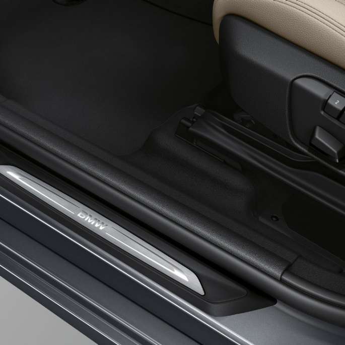 Einstiegsleisten BMW 2er Gran Tourer Modell Sport Line Einstiegsleisten BMW 2er Gran Tourer 220d Modell Sport Line F46 2018 Mineralgrau metallic Nahaufnahme