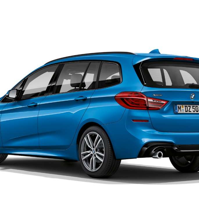 Dreiviertel-Heckansicht BMW 2er Gran Tourer Modell M Sport BMW 2er Gran Tourer 220d xDrive Modell M Sport F46 Facelift 2018 Estoril Blau metallic Dreiviertel-Heckansicht