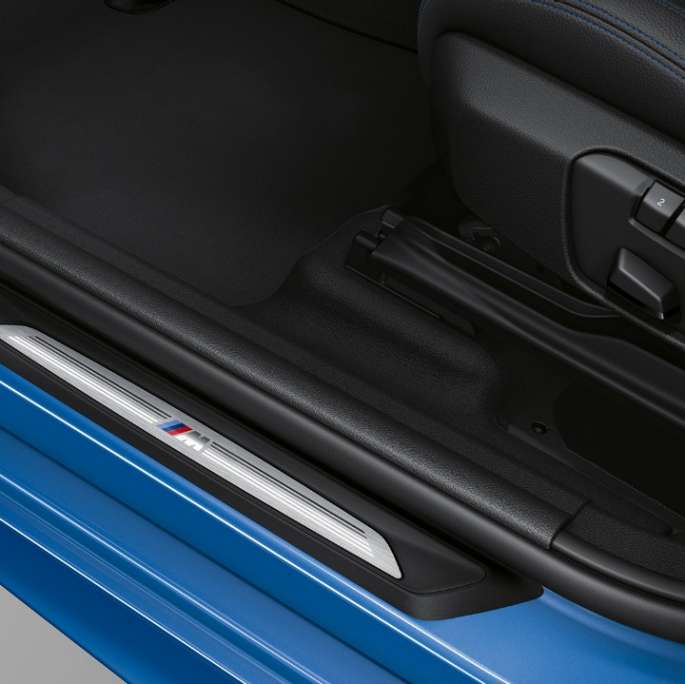 Einstiegsleisten BMW 2er Gran Tourer Modell M Sport Einstiegsleisten BMW 2er Gran Tourer 220d xDrive Modell M Sport F46 2018 Estoril Blau metallic Nahaufnahme