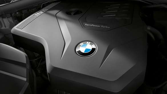 BMW 3er Limousine, BMW TwinPower Turbo 4-Zylinder Benzinmotor. Nahaufnahme des BMW TwinPower Turbo 4-Zylinder Benzinmotors in der BMW 3er Limousine.