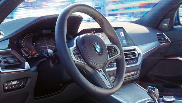 BMW 3er Limousine, Variable Sportlenkung. Seitliche Detailansicht des Cockpits der BMW 3er Limousine mit Fokus auf dem Lenkrad mit variabler Sportlenkung.