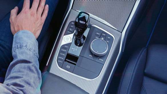 BMW 3er Limousine, Steptronic Sport Getriebe. Detailaufnahme aus der Vogelperspektive von der Mittelkonsole der BMW 3er Limousine mit Schaltknauf und Steptronic Sport Getriebe.