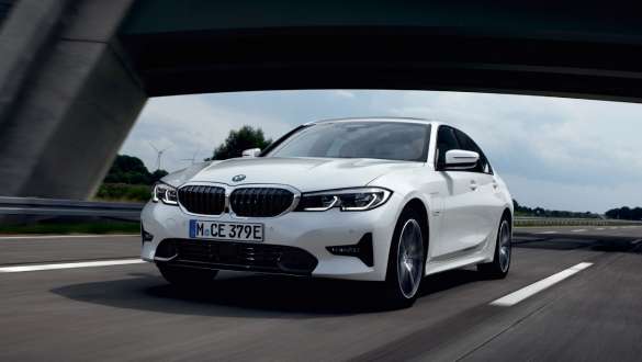 Plug-in Hybrid BMW 3er Limousine 2021 G20 Dreiviertel-Frontansicht fahrend Plug-in Hybrid BMW 3er Limousine 2021 G20 Dreiviertel-Frontansicht fahrend auf der Straße