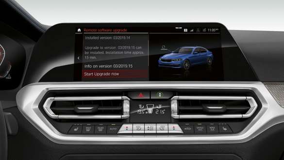 BMW 3er Limousine, Remote Software Upgrade. Frontale Nahaufnahme des Cockpit Displays der BMW 3er Limousine mit Remote Software Upgrade.