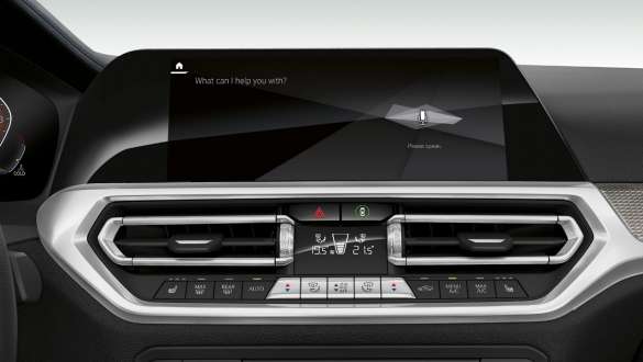 BMW 3er Limousine, BMW Intelligent Personal Assistant. Frontale Nahaufnahme des Cockpit Displays der BMW 3er Limousine mit BMW Intelligent Personal Assistant.