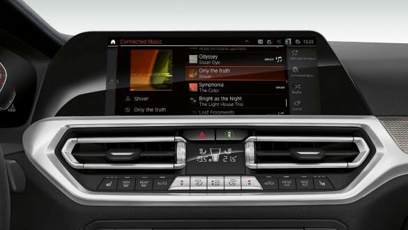 BMW 3er Limousine, Connected Music. Frontale Nahaufnahme des Cockpit Displays der BMW 3er Limousine mit Connected Music.