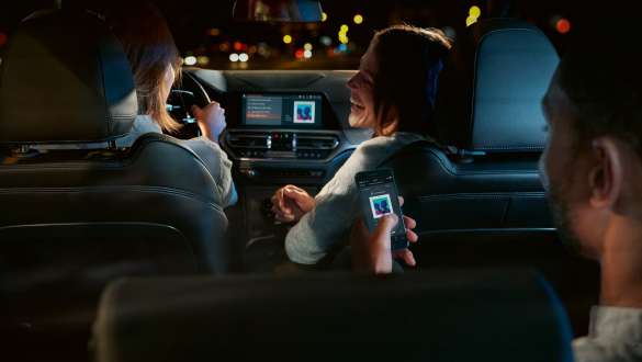 BMW 3er Limousine, Connected Command. Frontale Nahaufnahme des Cockpit Displays der BMW 3er Limousine mit Connected Command.