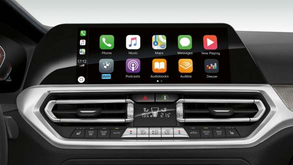 BMW 3er Limousine, Apple CarPlay® Vorbereitung. Frontale Nahaufnahme des Cockpit Displays der BMW 3er Limousine mit Apple CarPlay® Vorbereitung.