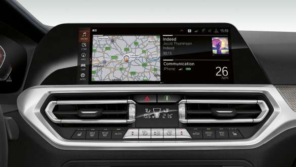 BMW 3er Limousine, BMW Operating System 7.0. Frontale Nahaufnahme des Cockpit Displays der BMW 3er Limousine mit BMW Operating System 7.0.