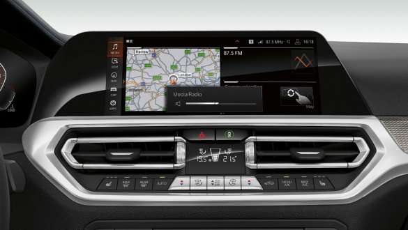 BMW 3er Limousine, BMW Gestiksteuerung. Frontale Nahaufnahme des Cockpit Displays der BMW 3er Limousine mit BMW Gestiksteuerung.