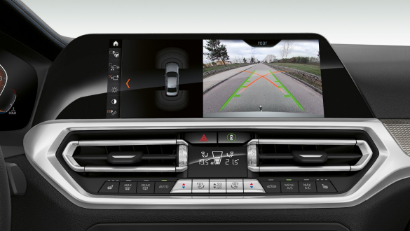 BMW 3er Limousine, Parking Assistant Plus. Frontale Nahaufnahme des Cockpit Displays der BMW 3er Limousine mit Parking Assistant Plus.