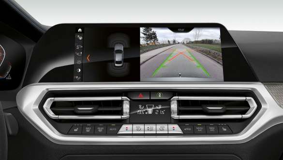 BMW 3er Limousine, Parking Assistant Plus. Frontale Nahaufnahme des Cockpit Displays der BMW 3er Limousine mit Parking Assistant Plus.