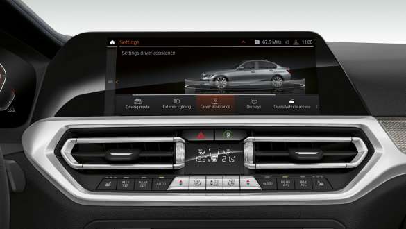 BMW 3er Limousine, Driving Assistant Professional. Frontale Nahaufnahme des Cockpit Displays der BMW 3er Limousine mit Driving Assistant Professional.