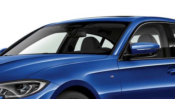 BMW 3er Limousine, BMW Akustikverglasung. Dreivierte-Seitschuss der BMW 3er Limousine mit Fokus auf die Front- und fahrerseitige Scheibe mit Akustikverglasung.