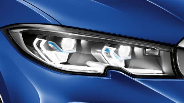 BMW 3er Limousine, BMW Laserlicht. Seitliche Nahaufnahme des linken Frontscheinwerfers mit BMW Laserlicht.