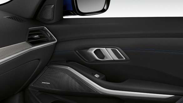 BMW 3er Limousine, Harman Kardon Surround Sound System. Nahaufnahme der inneren Beifahrertür beleuchtetem mit eingebautem Lautsprecher des Harman Kardon Surround Sound Systems.