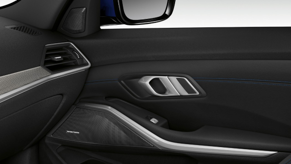 BMW 3er Limousine, Harman Kardon Surround Sound System. Nahaufnahme der inneren Beifahrertür beleuchtetem mit eingebautem Lautsprecher des Harman Kardon Surround Sound Systems.