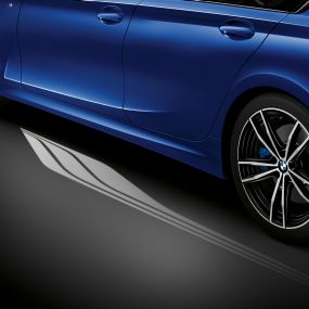 BMW 3er Limousine, Welcome Light Carpet. Seitliche Detailaufnahme der geöffneten Fahrertür mit Welcome Light Carpet.