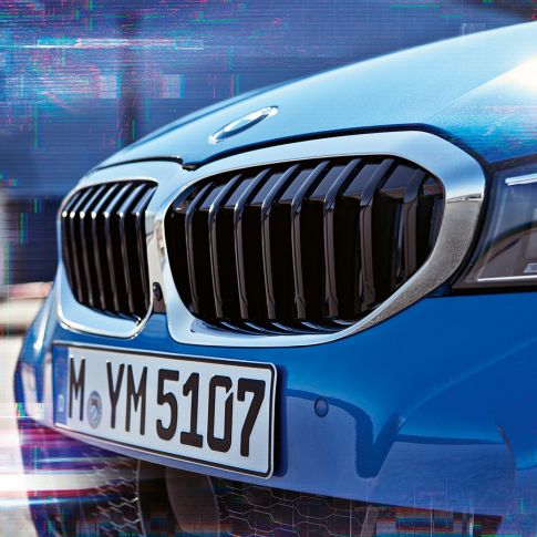 BMW 3er Limousine, Doppelniere. Seitliche Nahaufnahme der Doppelniere der BMW 3er Limousine.