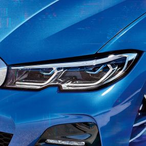 BMW 3er Limousine, BMW Laserlicht. Seitliche Nahaufnahme des rechten Frontscheinwerfers mit BMW Laserlicht.